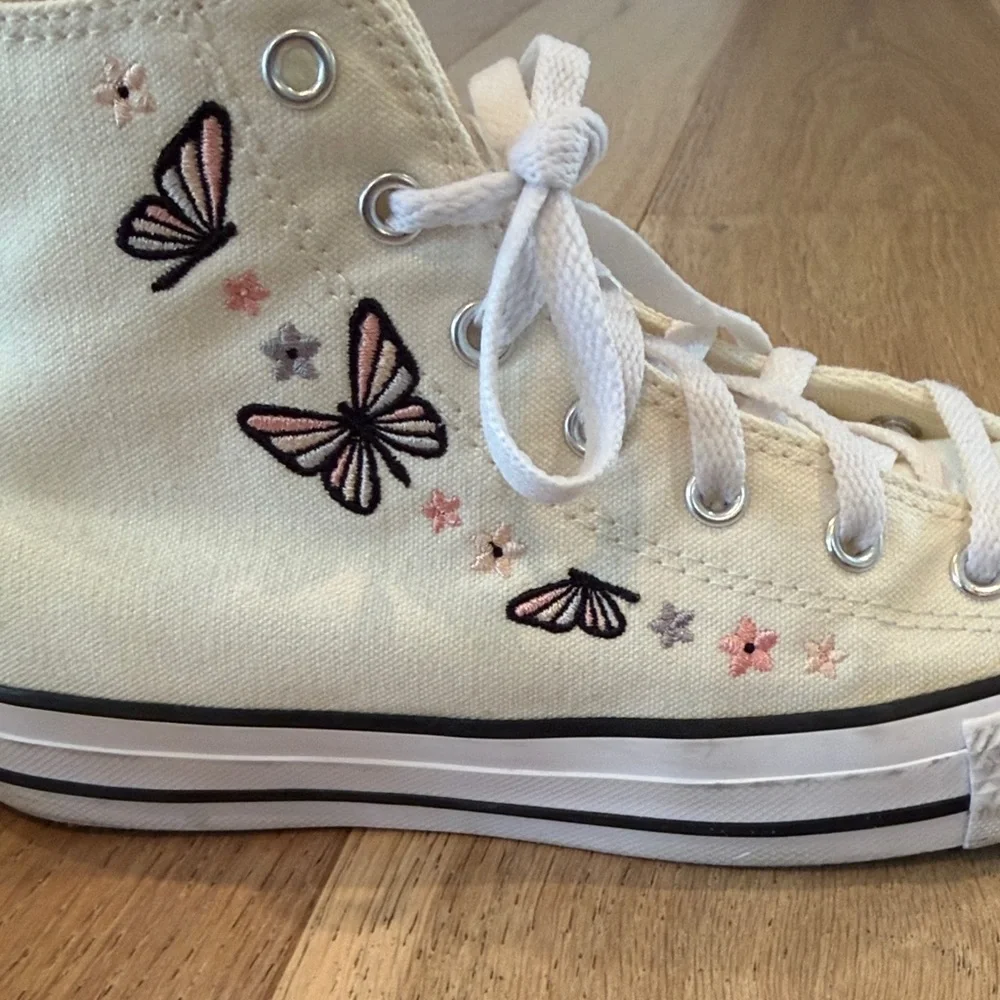 Converse Kids Cream High-Top Sneakers with Pink Butterfly Embroidery